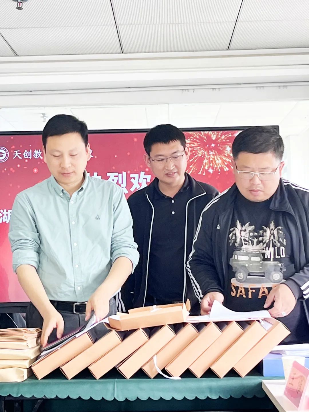 湖(hú)北省教育廳高(gao)等(deng)學(xué)歷(li)繼續教育專(zhuan)傢(jia)組莅臨天創教育函授(shou)站檢(jian)查指導(dao)工(gong)作(zuò)